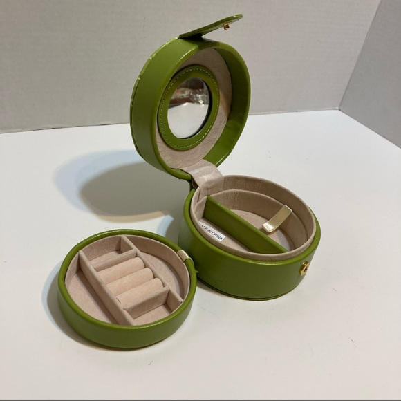 Adorable Green Small Round Jewelry Box! - Picture 5 of 10